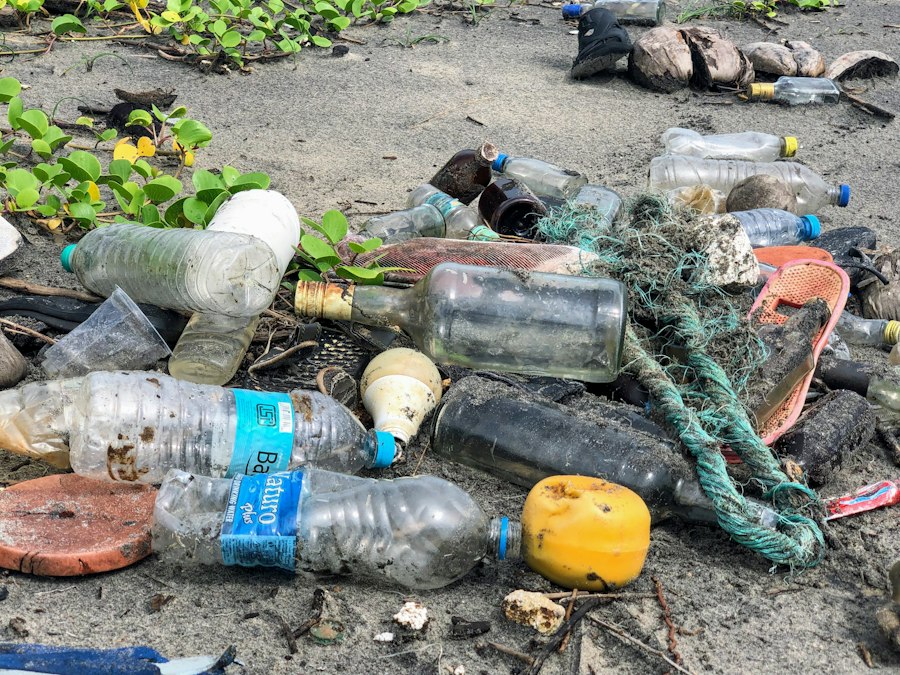 Photo technology combating plastic pollution